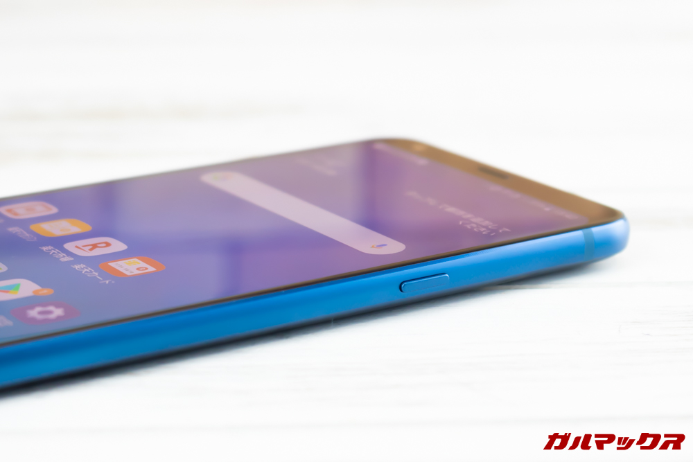 LG Q Stylusの電源ボタンは本体の右側面に備わっています。