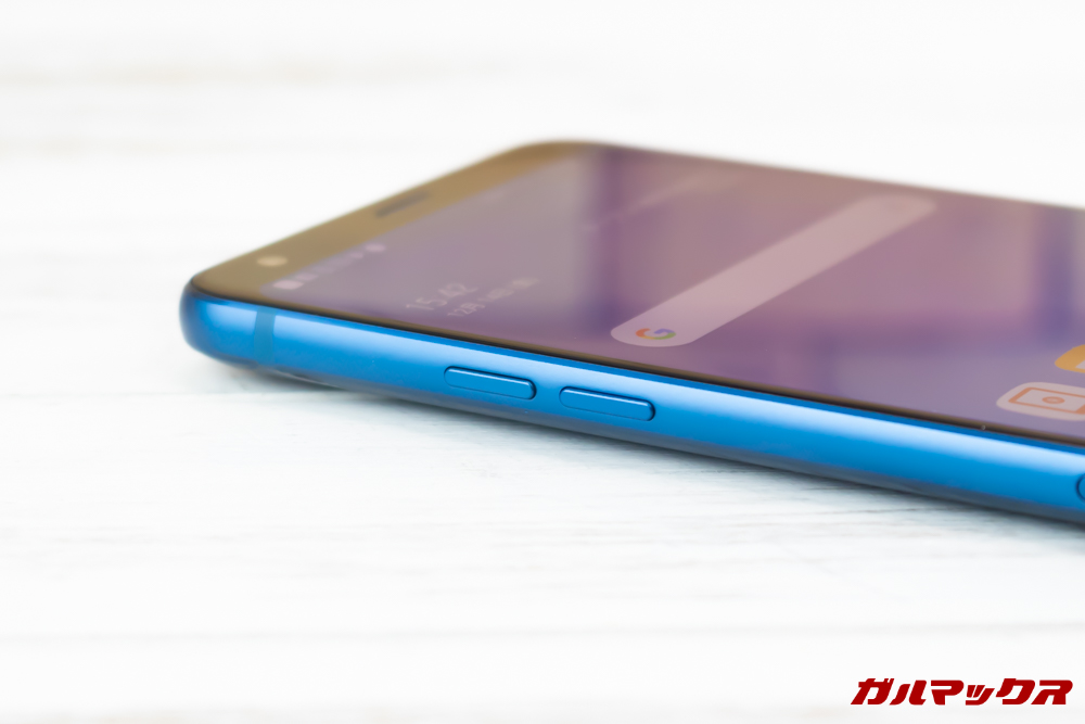 LG Q Stylusのボリュームボタンは本体の左側面に備わっています。