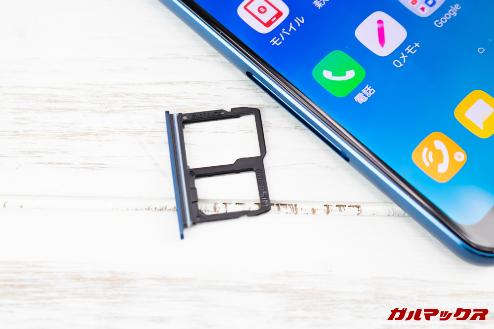 LG Q StylusのSIMスロットはSIMとMicroSDが1枚ずつ挿入できる様になっています。