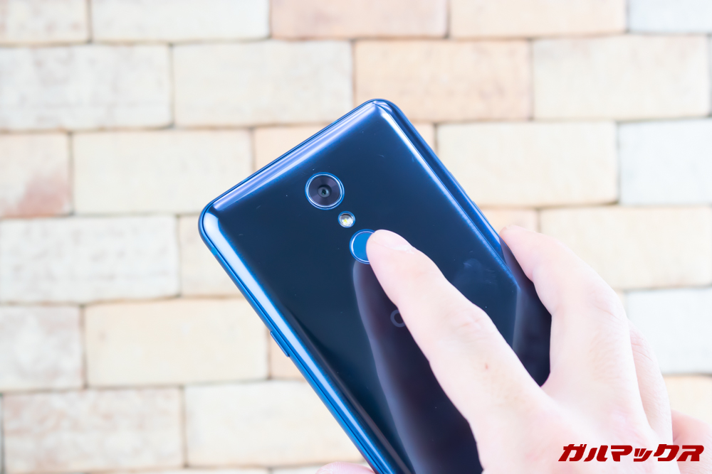 LG Q Stylusは指紋認証センサーを搭載しているので、簡単にロック解除が可能となっています。