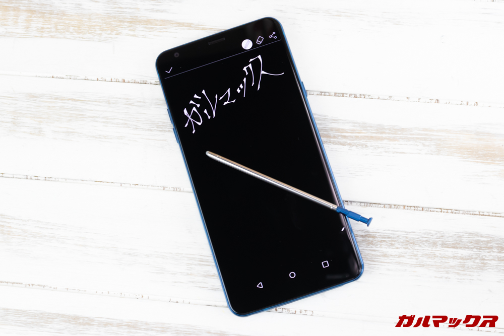 LG Q Stylusは端末がスリープ時でもスタイラスペンを引き抜くだけでメモを取ることが出来ます。