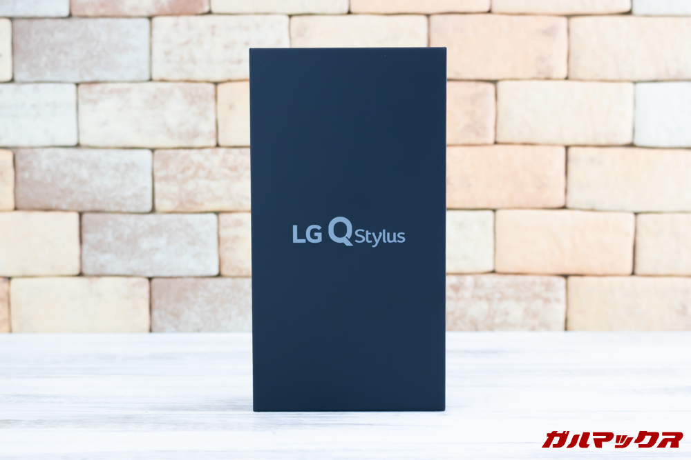 LG Q Stylusの外箱はブラックカラーです。