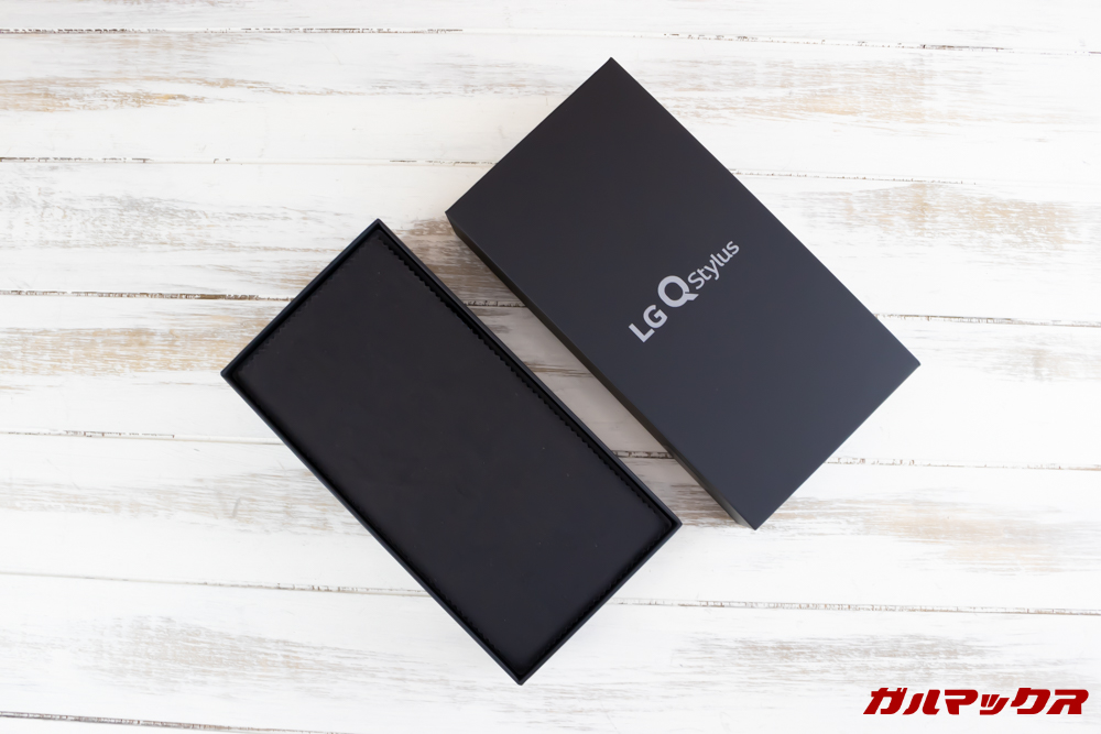LG Q Stylusの外箱の一番上にはクロスが入っていました。