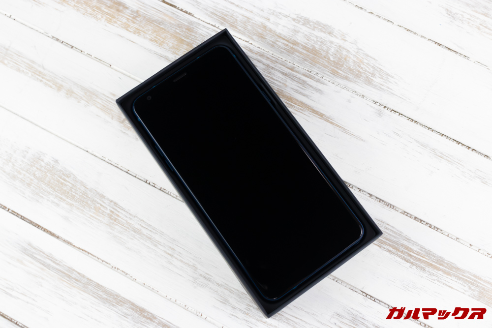 LG Q Stylusの外箱の最上段には本体が入っています。