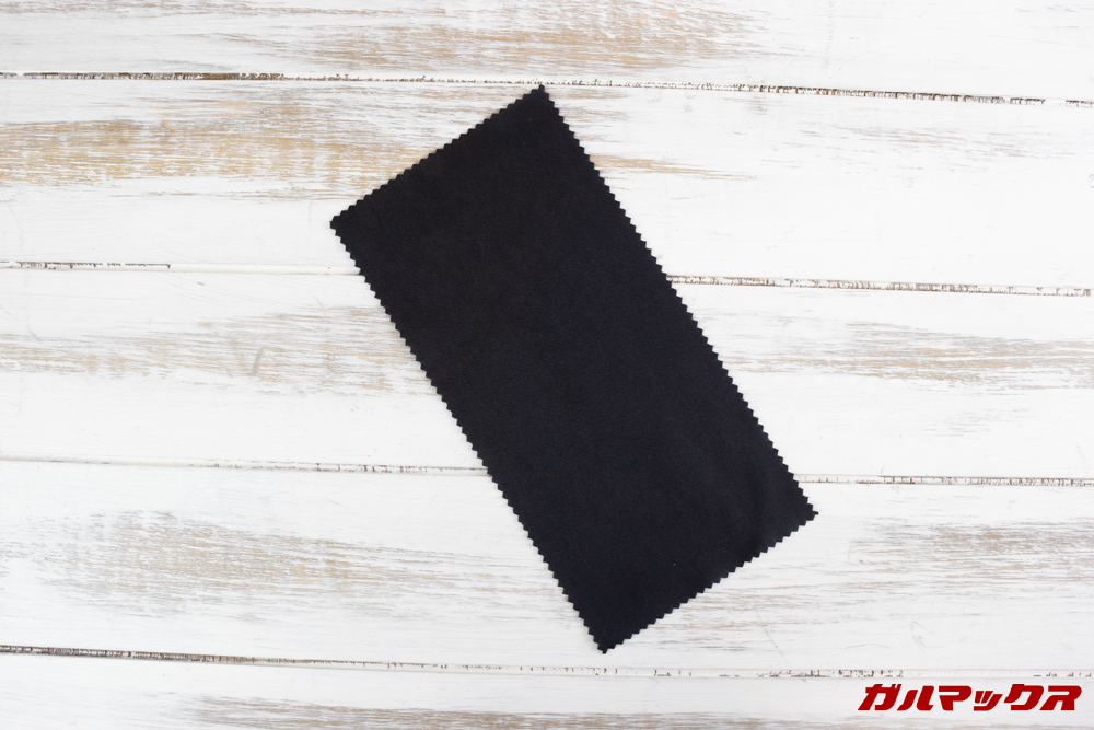 LG Q Stylusにはお手入れ用のクロスも入っておりました。