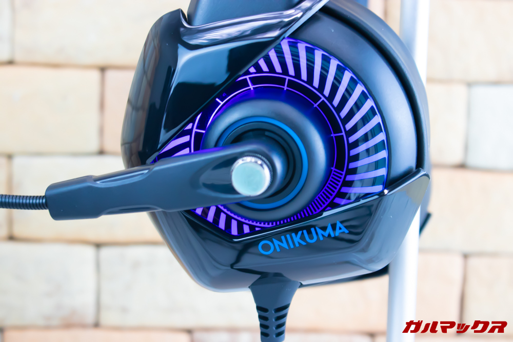 ONIKUMA K6にUSBケーブル経由で給電するとブルーに美しく光ります。