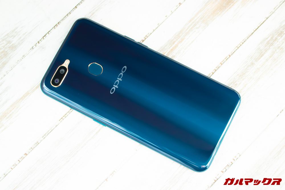 OPPO AX7の背面は美しいパターンデザイン。