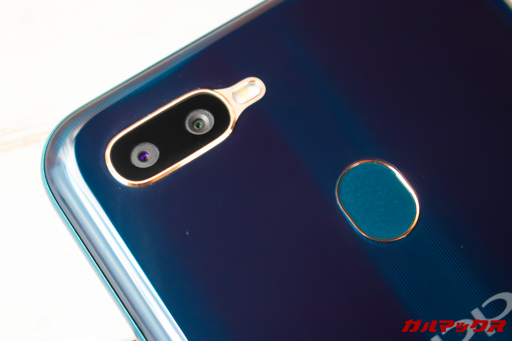 OPPO AX7の背面にはデュアルカメラと指紋認証が備わっています。
