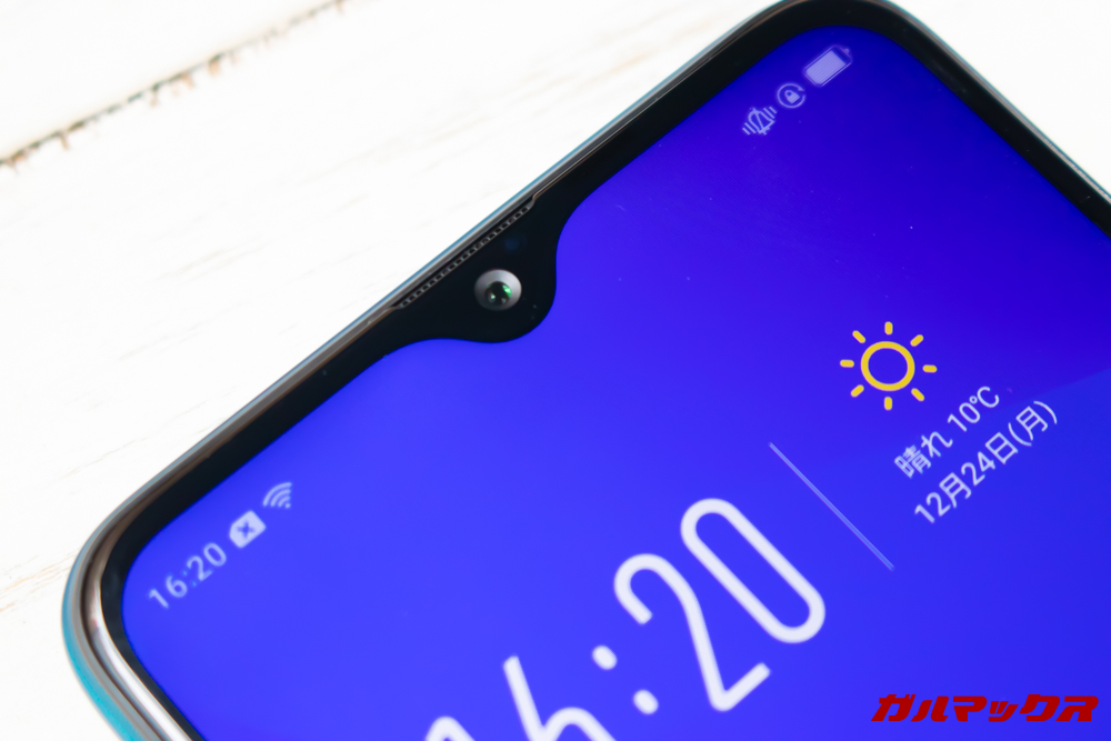 OPPO AX7の極小ノッチにはインカメラを搭載。