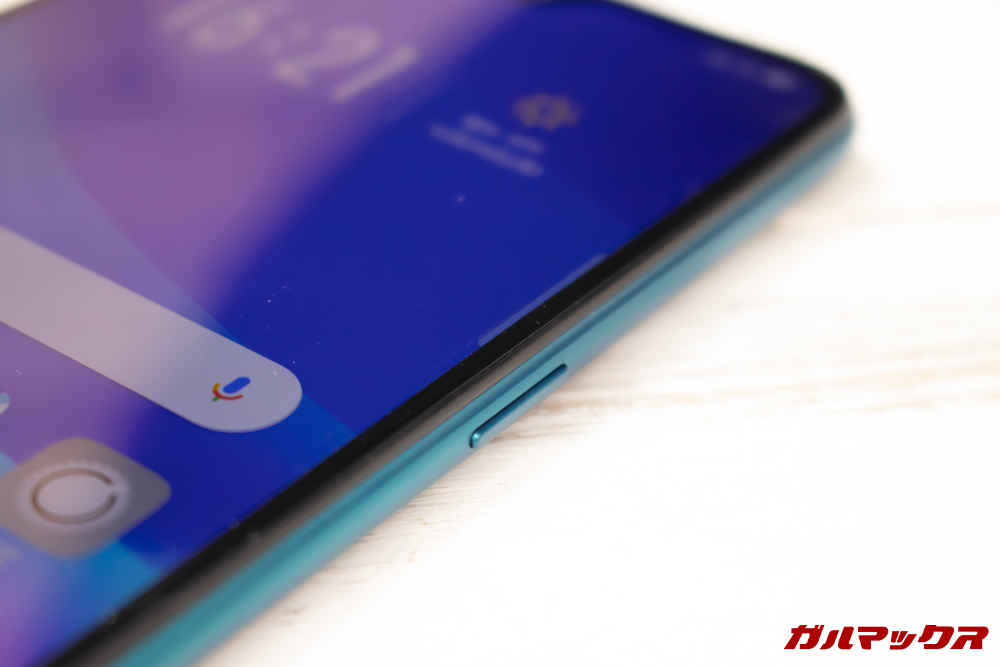 OPPO AX7の電源ボタンは本体の右側面に備わっています。