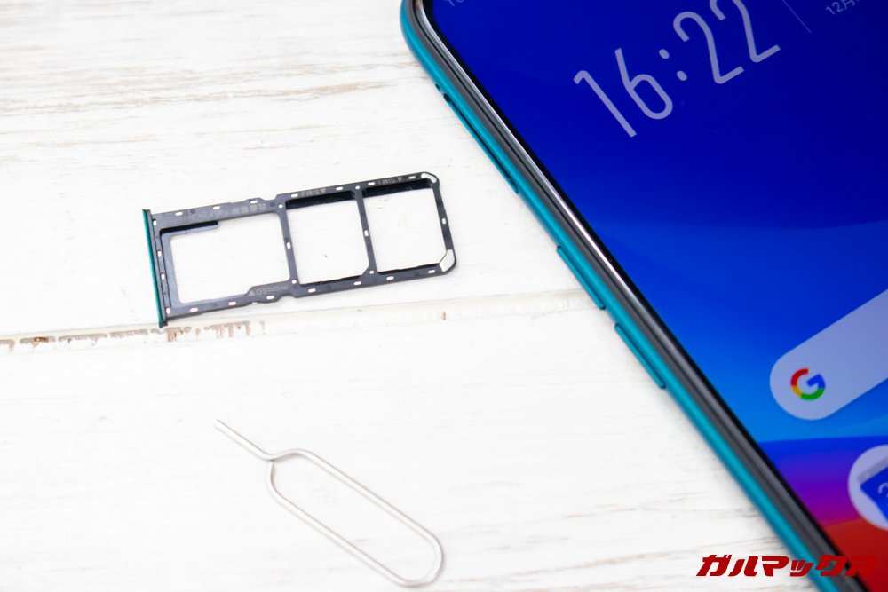 OPPO AX7はトリプルスロットを搭載。2回線同時待ち受けしながらMicroSDで容量の拡張も可能です。