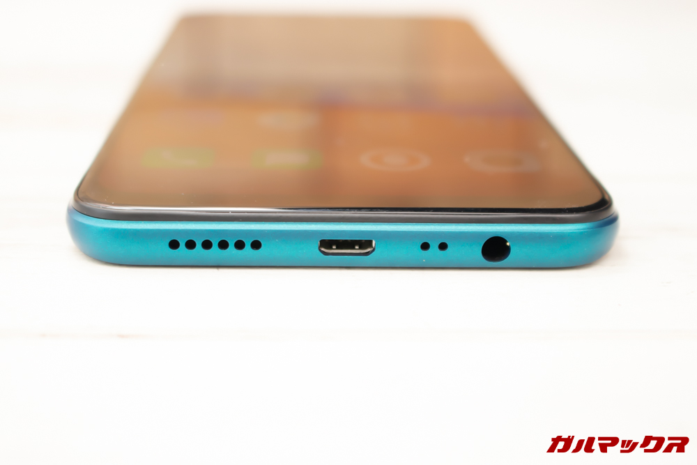 OPPO AX7の本体下部にはスピーカーやMicroUSB端子、イヤホンジャックが搭載されています。