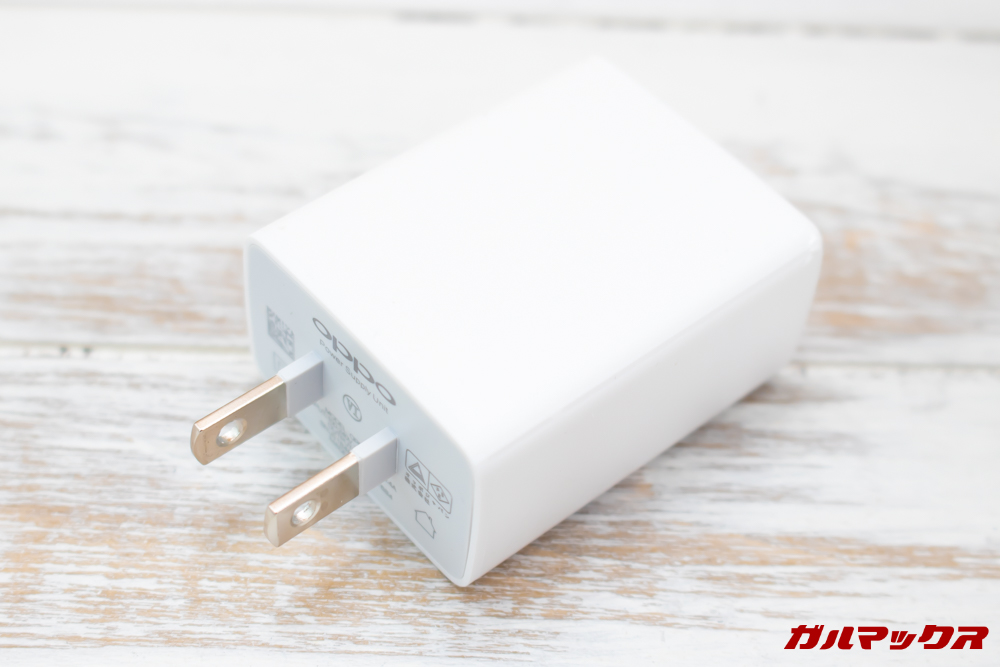 OPPO AX7は日本のコンセントに挿すことの出来る充電器が付属。