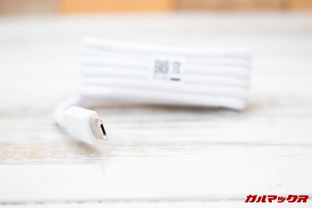 OPPO AX7はMicroUSBケーブルが付属しています。