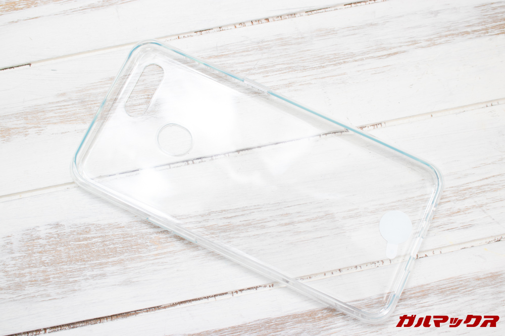 OPPO AX7は透明の保護ケースも付属しています。