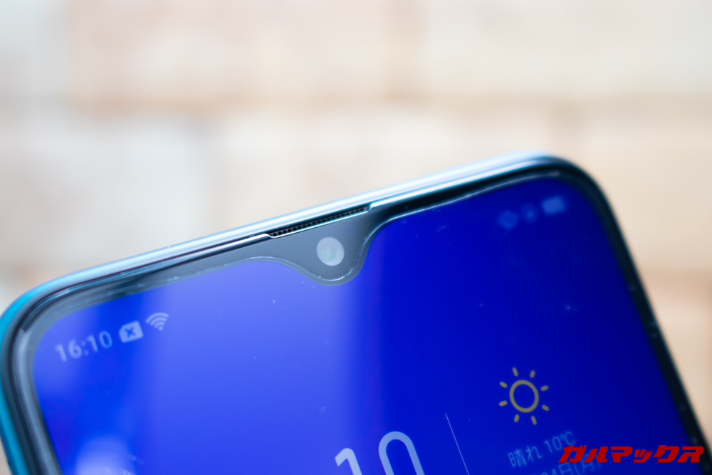 OPPO AX7の保護フィルムは張り付いた状態で付属しています。