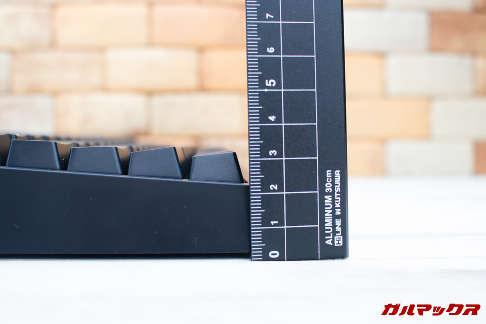 オウルテックの青軸メカニカルキーボード（OWL-KB92BLJP）のキーボードは厚みのある形状。