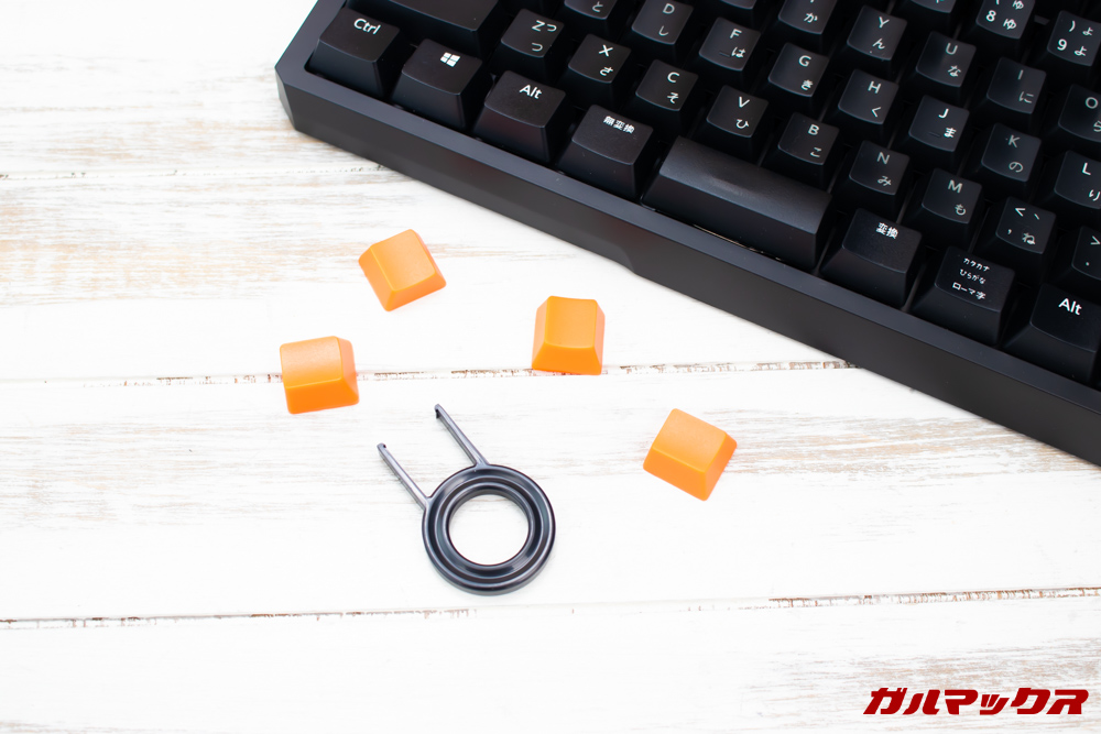 オウルテックの青軸メカニカルキーボード（OWL-KB92BLJP）はゲーム用のキートップが別途付属しています。