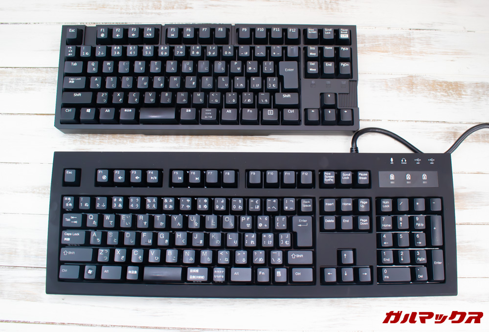 オウルテックの青軸メカニカルキーボード（OWL-KB92BLJP）はテンキーレスなのでテンキー搭載機よりコンパクトです。