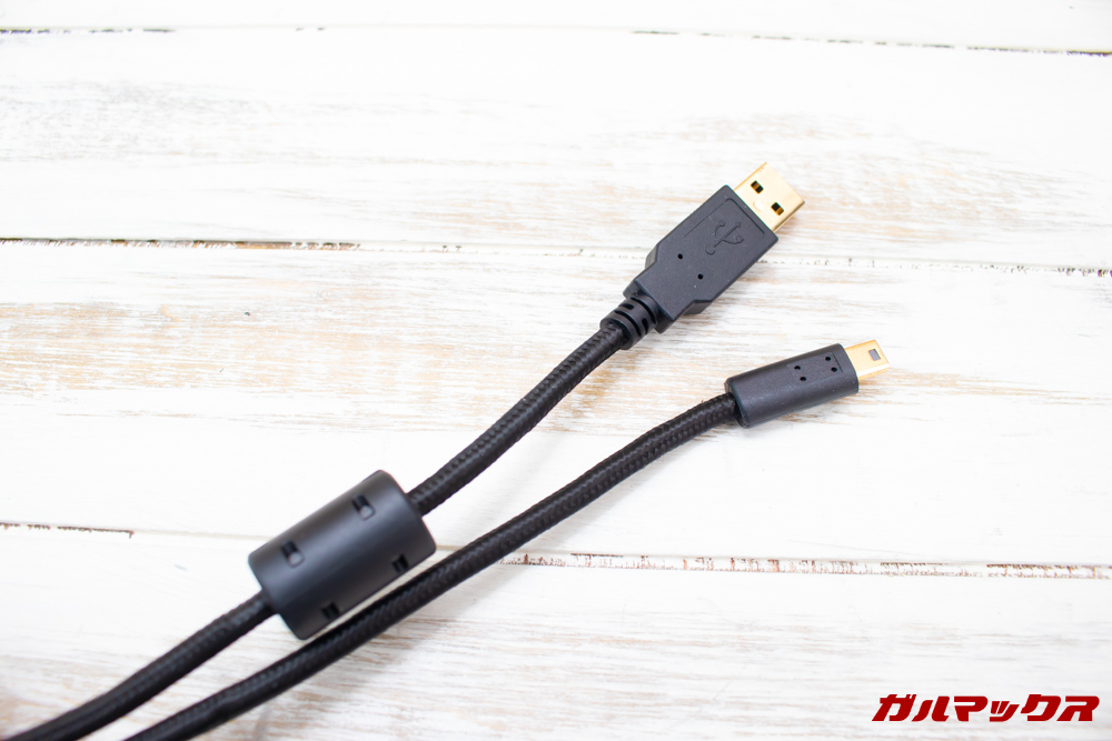 オウルテックの青軸メカニカルキーボード（OWL-KB92BLJP）のケーブルは布巻タイプ。