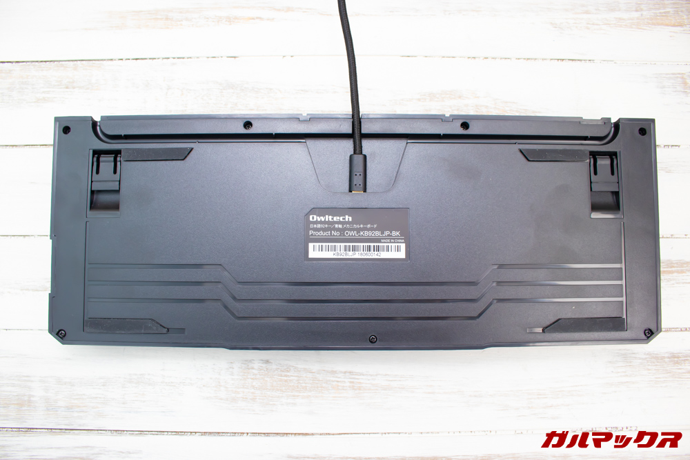 オウルテックの青軸メカニカルキーボード（OWL-KB92BLJP）のケーブルは背面で左右と中央のいずれかに這わせることが出来ます。