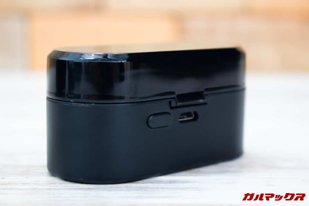 SoundPEAT Truengineの背面にはバッテリーの残量確認用のボタンが備わっています。