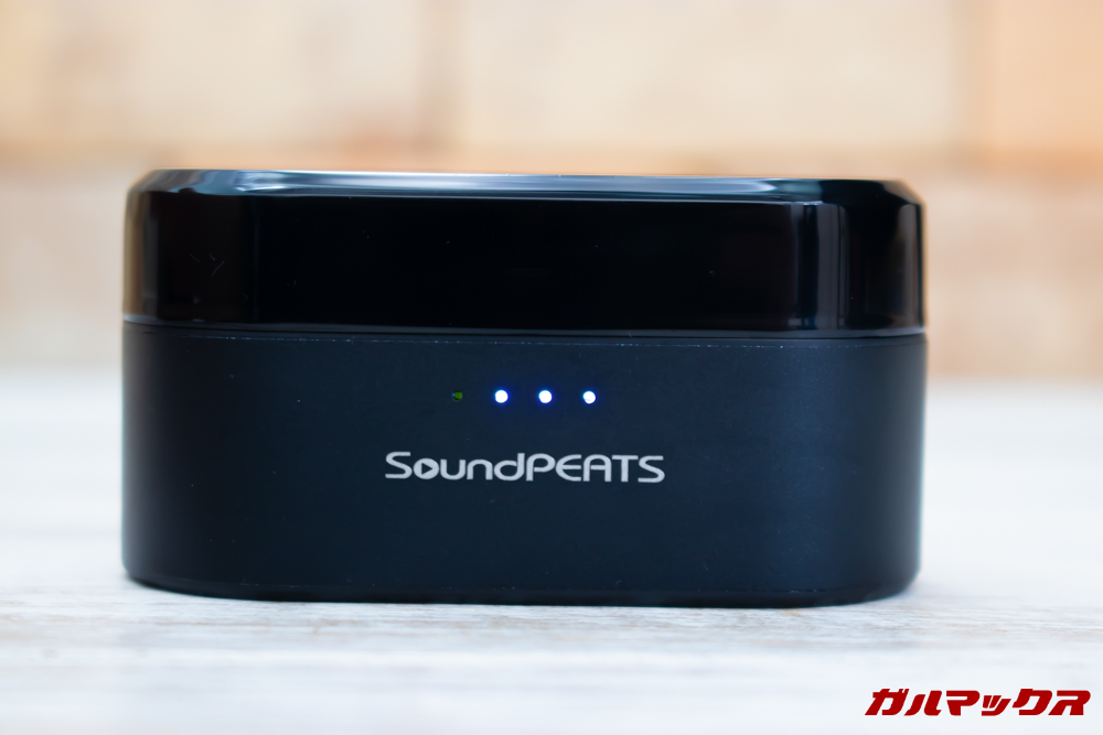 SoundPEAT Truengineの背面のバッテリー残量確認ボタンを押すと前面のバッテリーインジケータが点灯してバッテリー残量が確認できます。