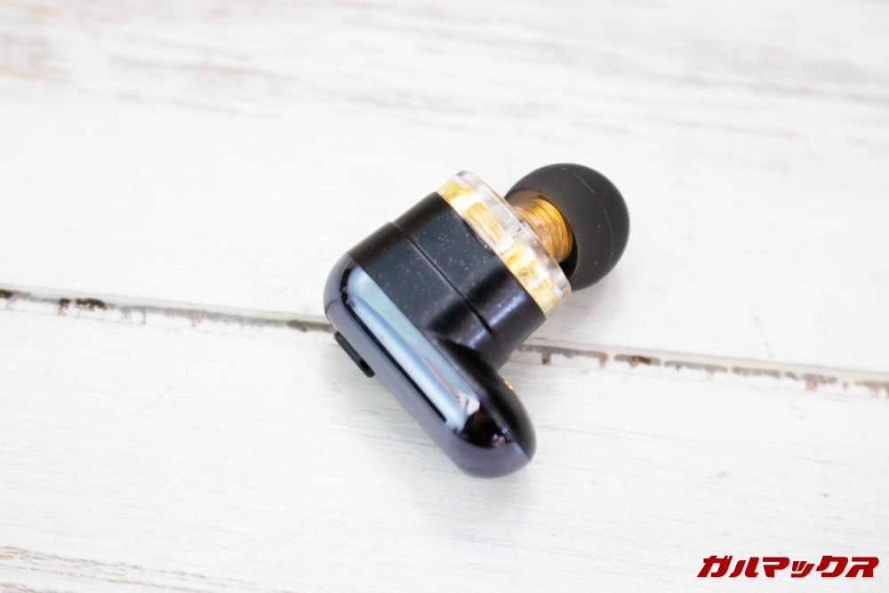 SoundPEAT Truengineは高さがあるので耳から飛び出たような感じになります。