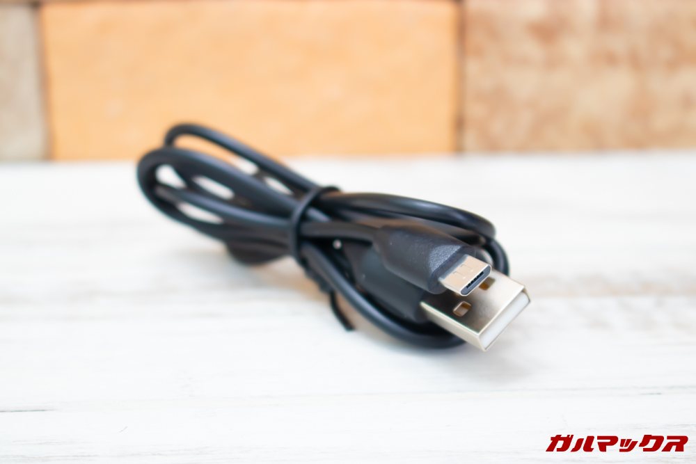 SoundPEAT Truengineに付属の充電器はロングケーブルのMicroUSBケーブルが入っていました。