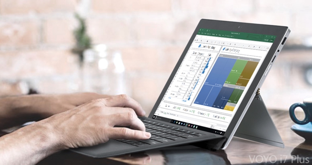 VOYO VBook i7 PlusのキーボードはSurfaceの様に傾斜をつけることが出来る。