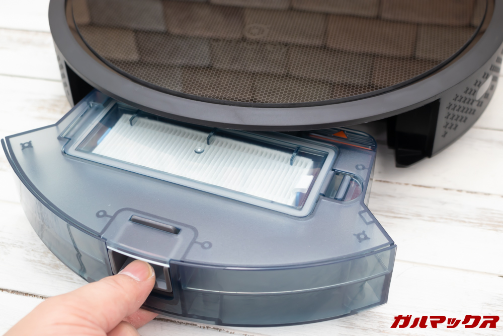 amarey A800のロックを解除した状態で後方にスライドするとダストボックスを取り外すことが出来ます。