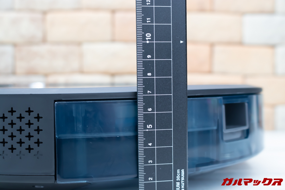 amarey A800はソファー下にも入る薄型設計。