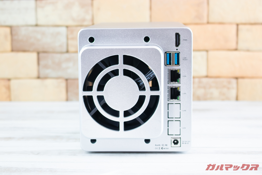TerraMaster F2-221の背面には大型ファンが搭載されています。