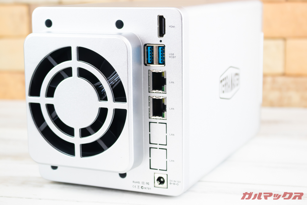 TerraMaster F2-221のポートは上位モデルに負けない充実した内容です。