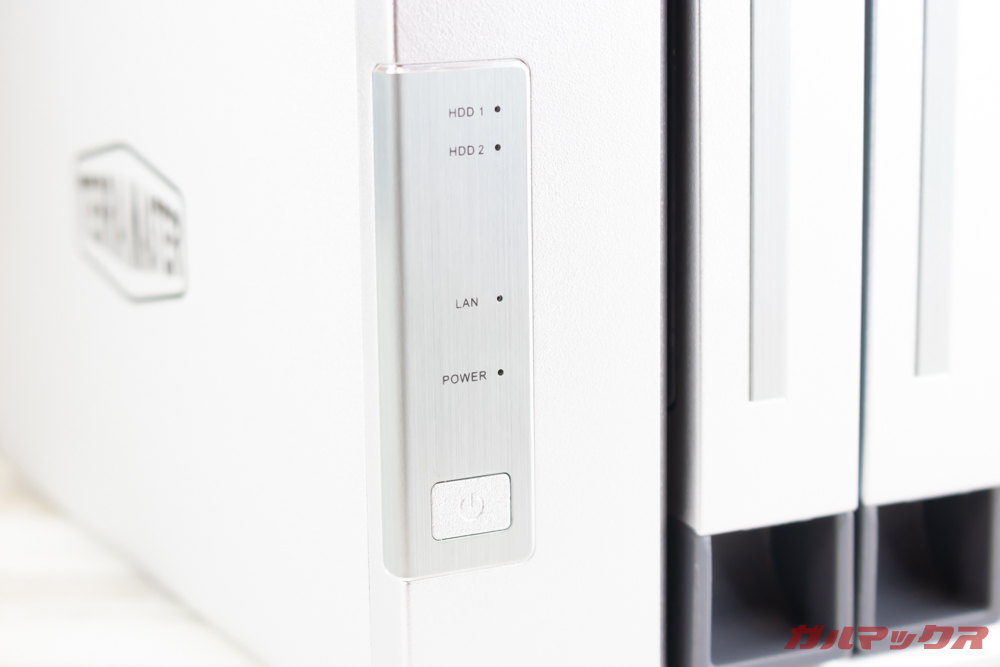 TerraMaster F2-221の前面の操作パネルは電源ボタンのみ。