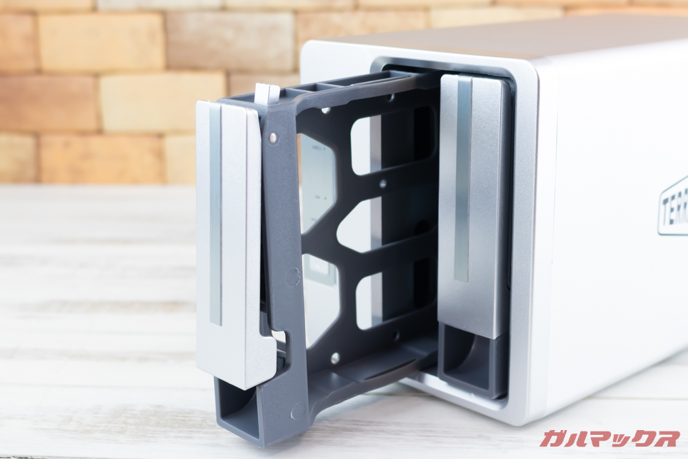 TerraMaster F2-221のベイはスライドタイプ。