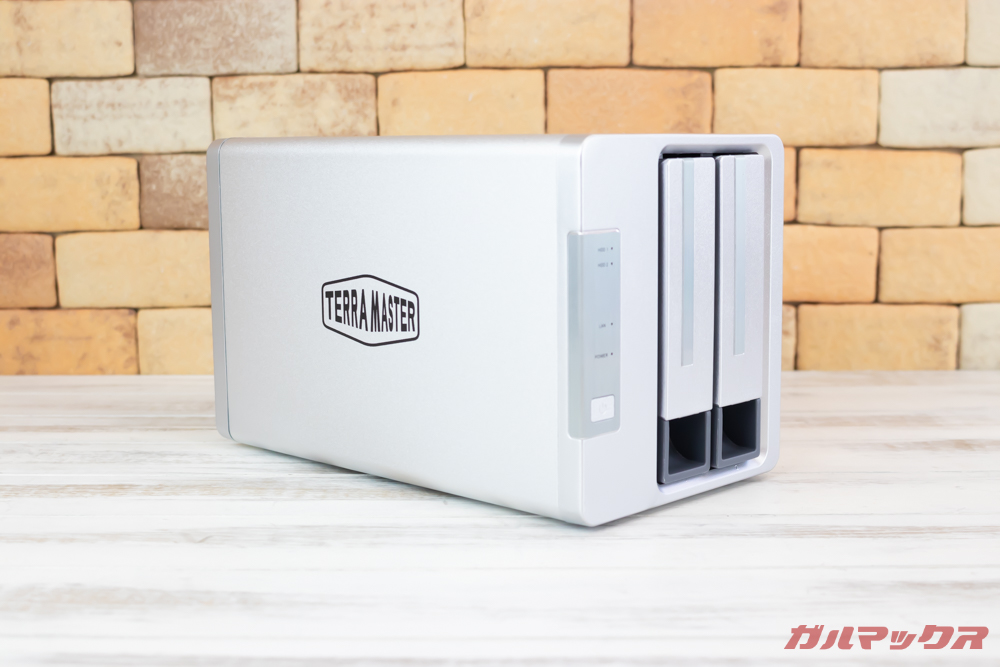 TerraMaster F2-221の筐体は金属製で放熱性能も抜群。