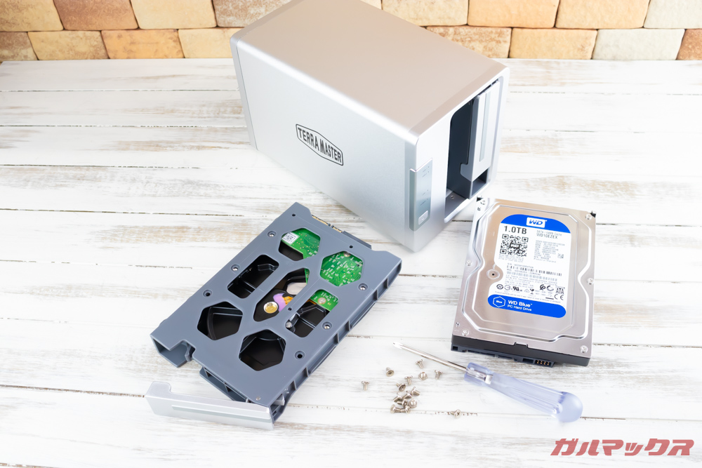TerraMaster F2-221のHDDトレイはHDDをネジで固定するタイプ。
