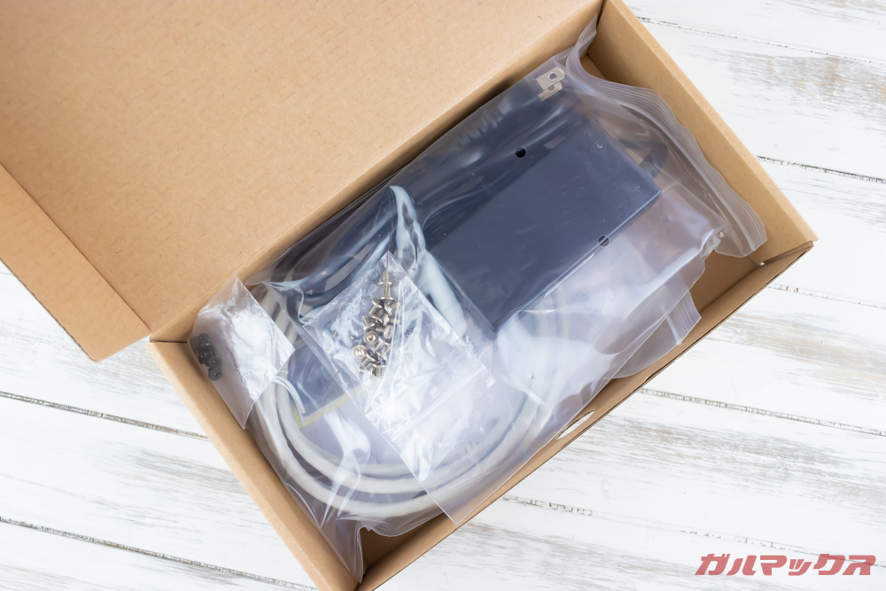 TerraMaster F2-221は必要なものが一式入っています。