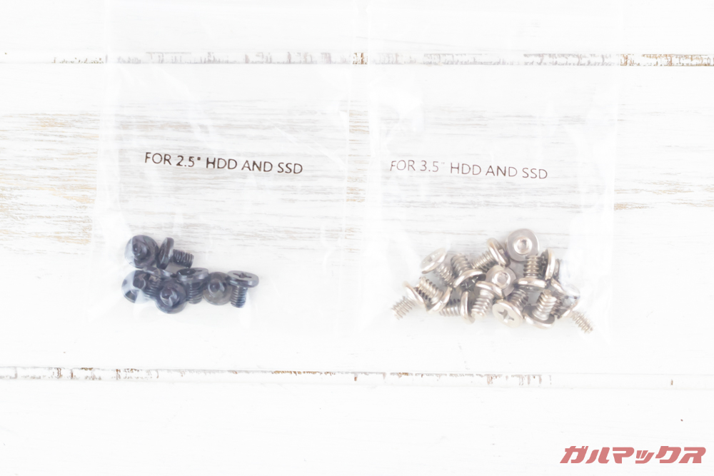 TerraMaster F2-221はHDDをネジ止めするので2種のネジが付属しています。