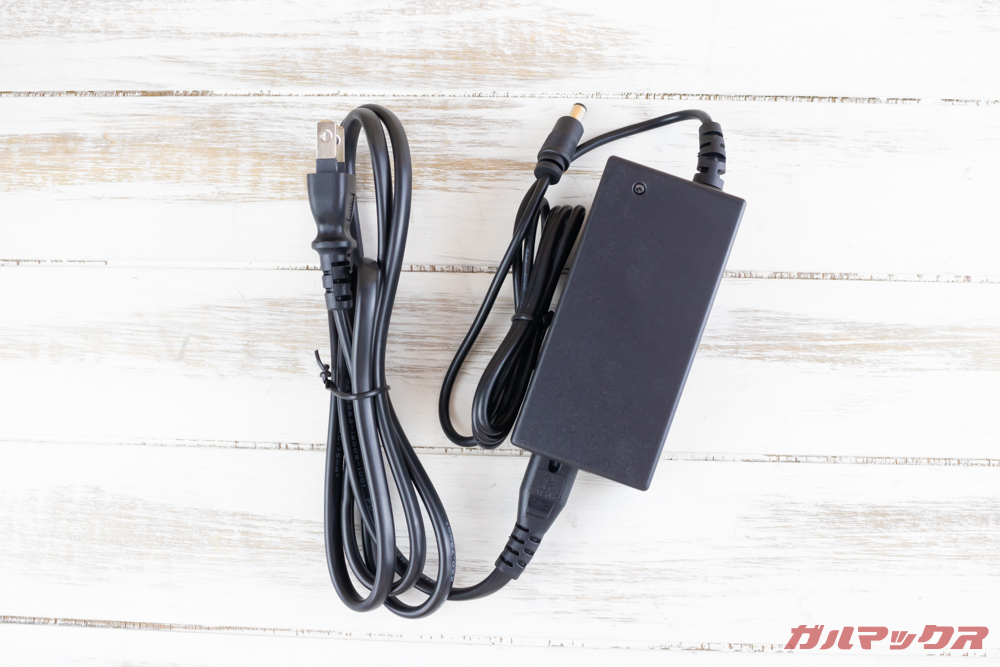 TerraMaster F2-221の電源ケーブルとACアダプターはセパレートタイプ。