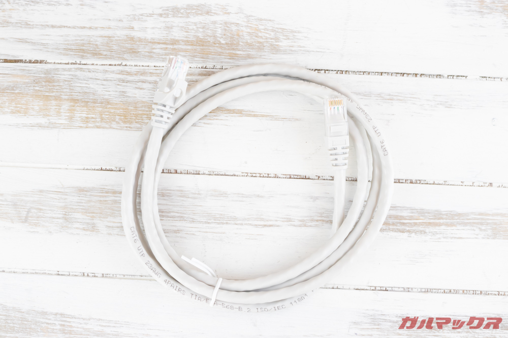 TerraMaster F2-221はLANケーブルが1本付属。デュアルLANを利用するにはもう一本必要です。
