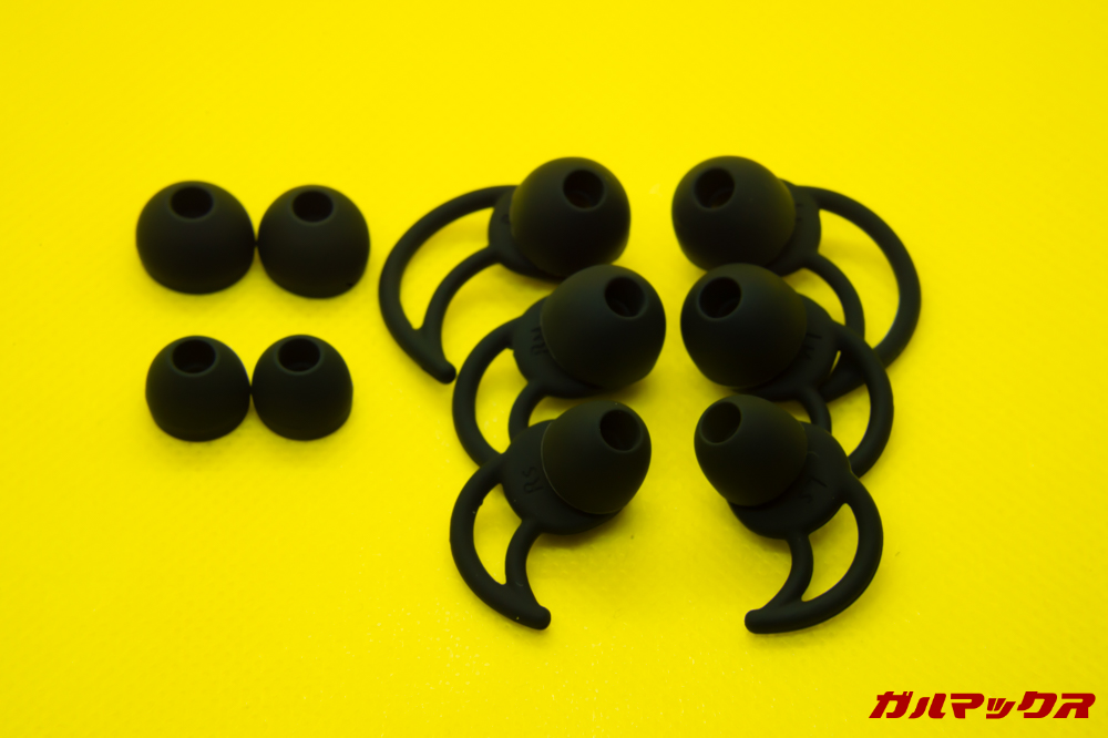 SoundPEATS Q32はピッタリの装着感を得られるイヤーピースも付属しています。