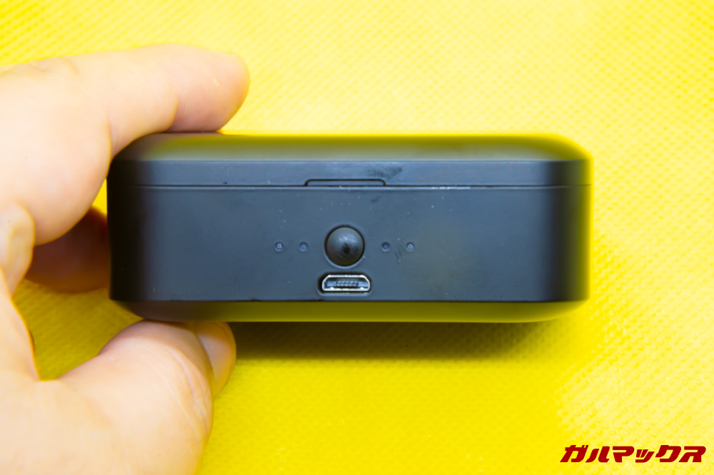 SoundPEATS Q32の前面にはバッテリーを搭載。