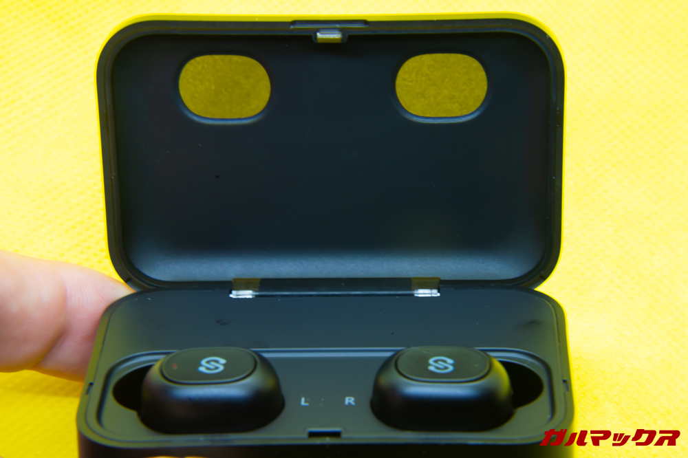 SoundPEATS Q32のイヤホン充電は蓋越しにでも確認できる。