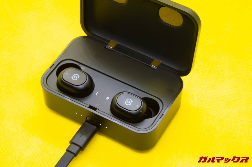 SoundPEATS Q32はインジケータも搭載。蓋を開けなくてもバッテリー残量が分かるのは便利です。