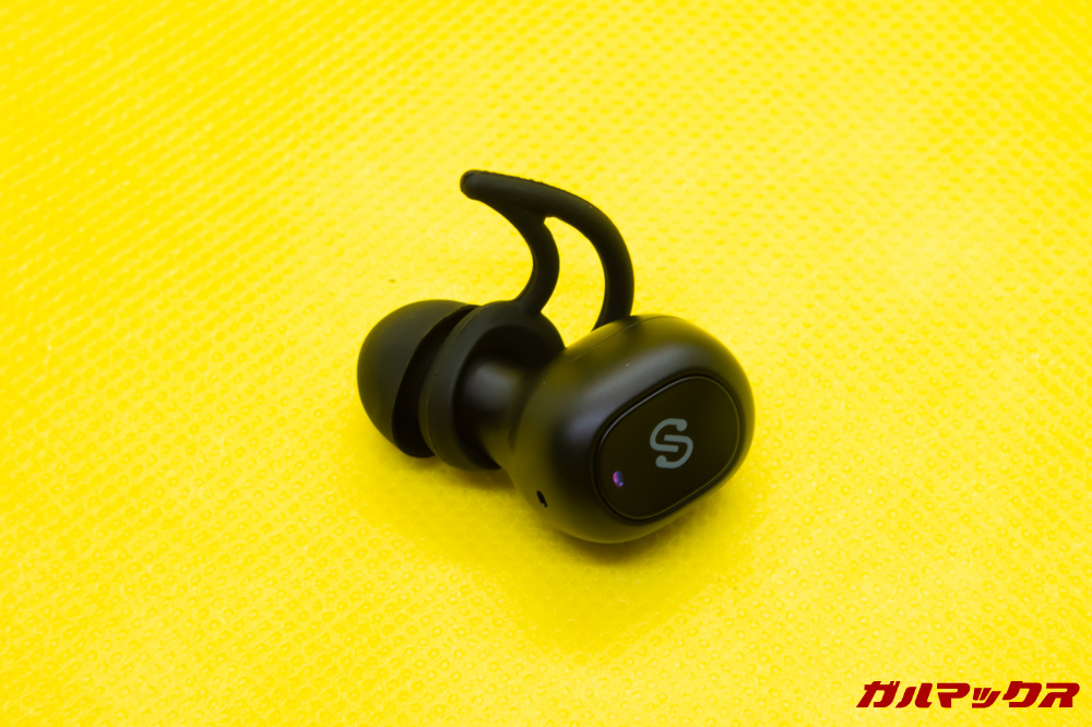 SoundPEATS Q32は本体に操作ボタンが備わっています。