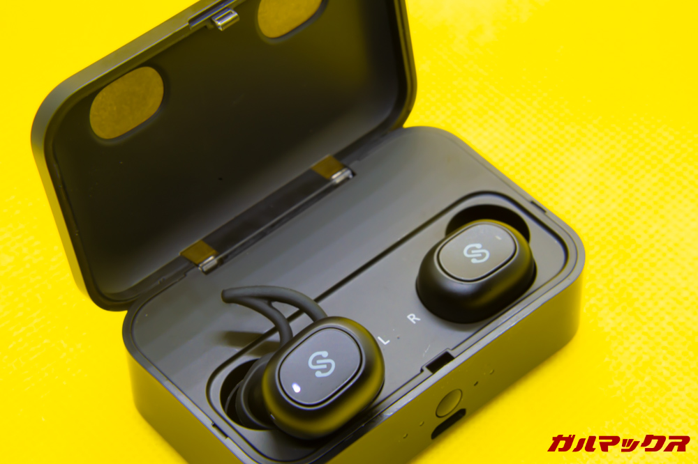 SoundPEATS Q32はイヤーフックを装着するとケースに収納できません。