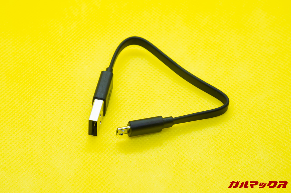 SoundPEATS Q32は充電用のMicroUSBケーブルが付属していますが少々短いです。