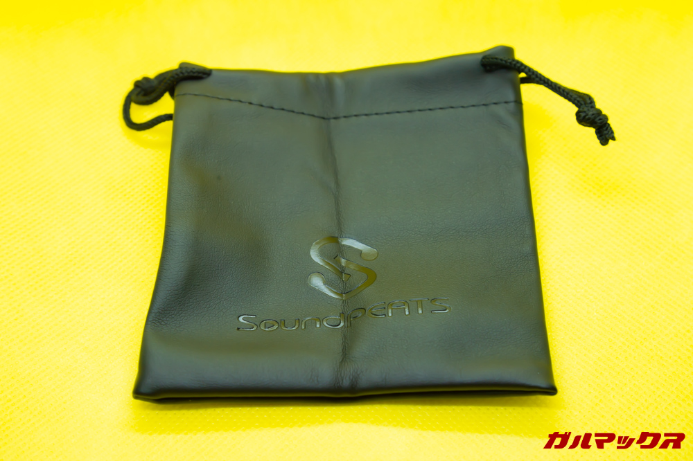 SoundPEATS Q32は持ち運び用の巾着も付属しています。